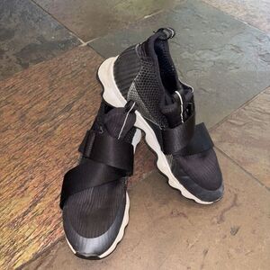 Sorel Kinetic Sneak Shoes Women 8 Black Slip On Strap Low Top Sneakers Logo